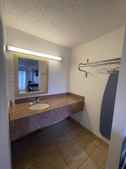 Ambassador Inn - image 5