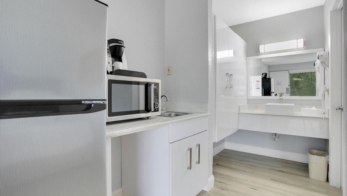Baymont by Wyndham Kissimmee - image 3