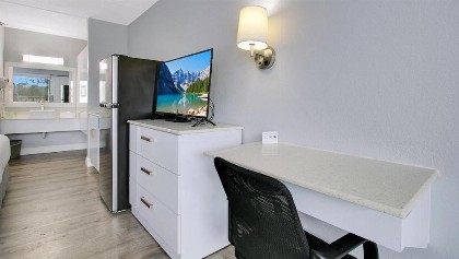 Baymont by Wyndham Kissimmee - image 37