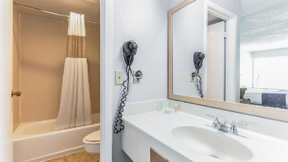 Baymont by Wyndham Kissimmee - image 40
