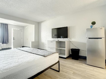 Travelodge Suites by Wyndham Orange - image 10