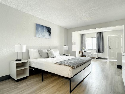 Travelodge Suites by Wyndham Orange - image 11