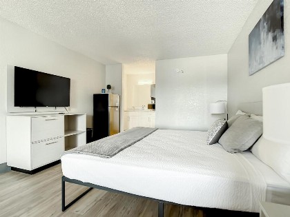 Travelodge Suites by Wyndham Orange - image 12