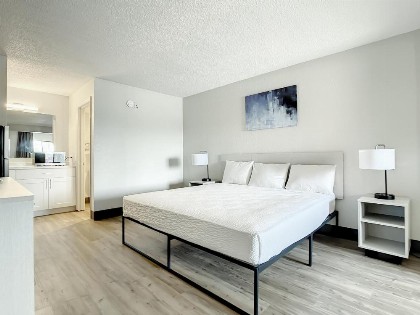 Travelodge Suites by Wyndham Orange - image 13
