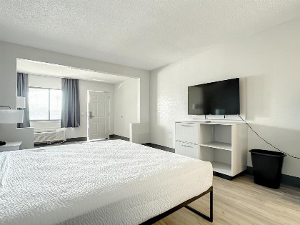 Travelodge Suites by Wyndham Orange - image 14