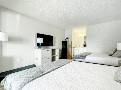 Travelodge Suites by Wyndham Orange - image 19