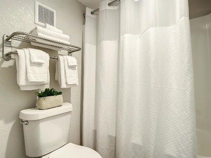 Travelodge Suites by Wyndham Orange - image 20