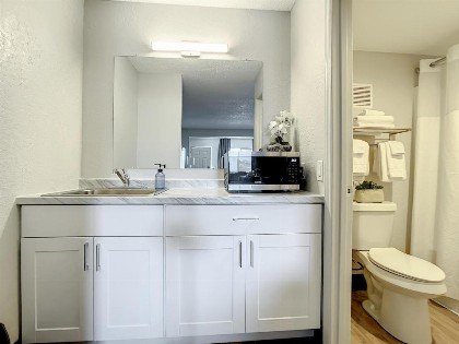 Travelodge Suites by Wyndham Orange - image 5