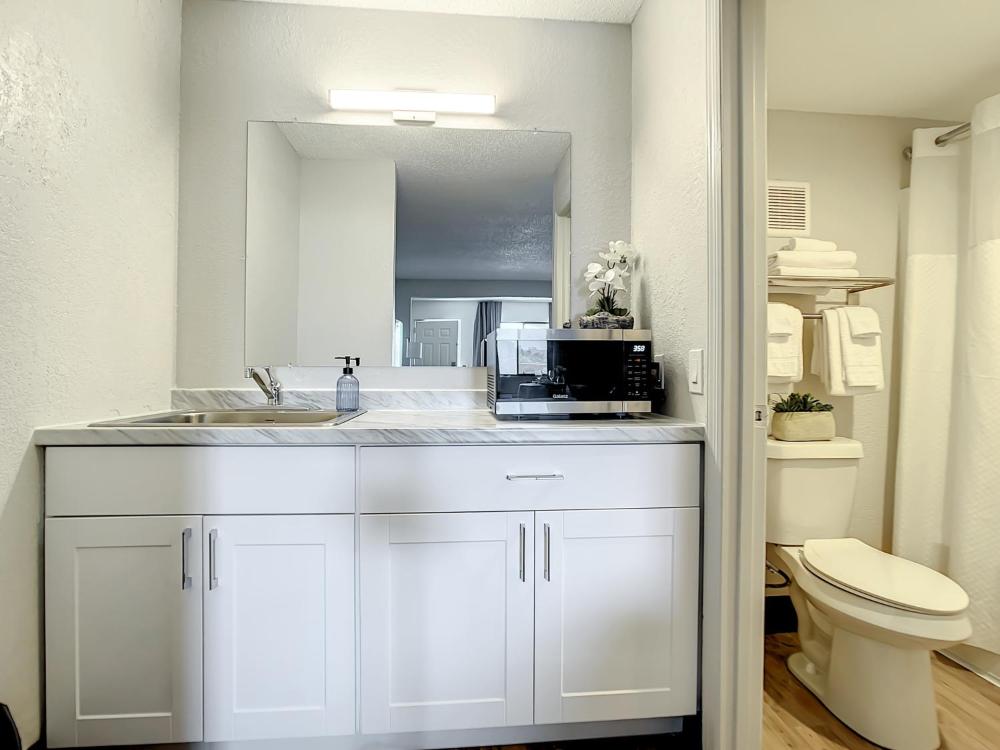 Travelodge Suites by Wyndham Orange - image 5