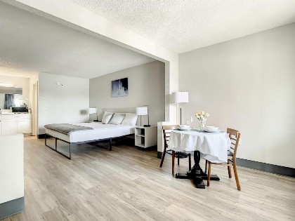 Travelodge Suites by Wyndham Orange - image 7