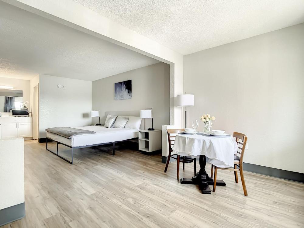 Travelodge Suites by Wyndham Orange - image 7