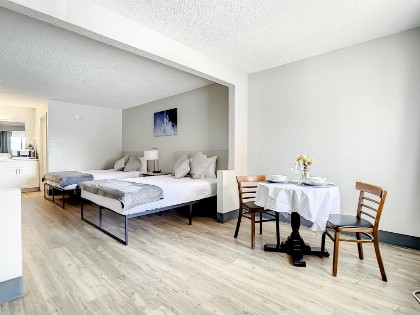 Travelodge Suites by Wyndham Orange - image 8