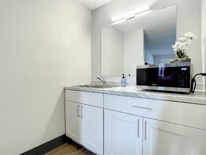 Travelodge Suites by Wyndham Orange - image 9