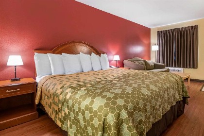 Econo Lodge Inn & Suites Maingate Central - image 11