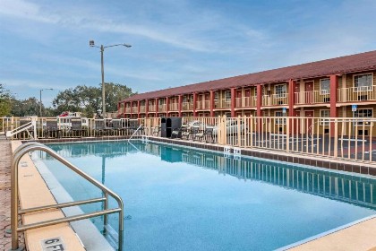 Econo Lodge Inn & Suites Maingate Central - image 16