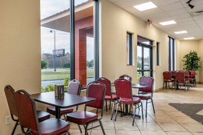 Econo Lodge Inn & Suites Maingate Central - image 19