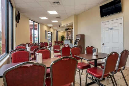 Econo Lodge Inn & Suites Maingate Central - image 20