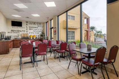 Econo Lodge Inn & Suites Maingate Central - image 21