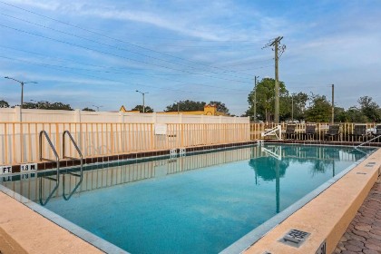 Econo Lodge Inn & Suites Maingate Central - image 24