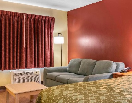 Econo Lodge Inn & Suites Maingate Central - image 26