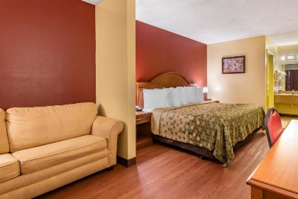 Econo Lodge Inn & Suites Maingate Central - image 28