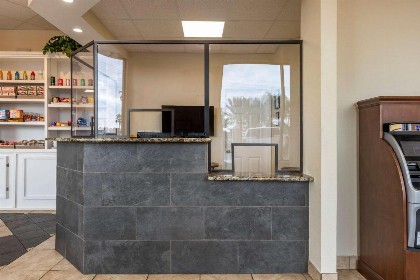 Econo Lodge Inn & Suites Maingate Central - image 4