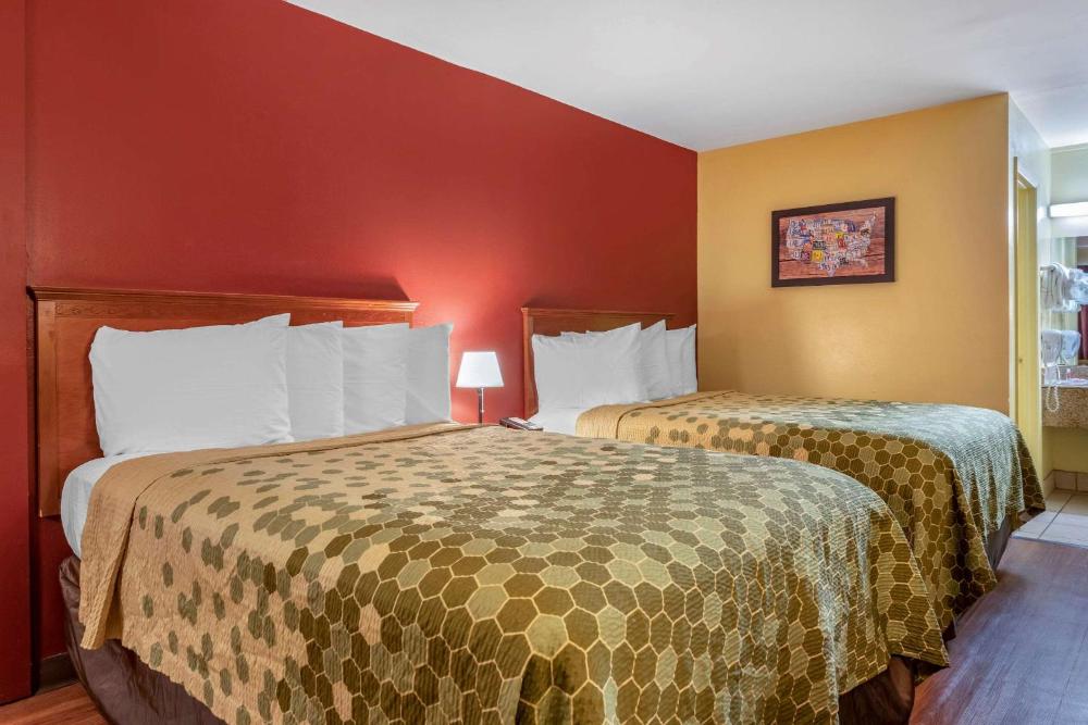 Econo Lodge Inn & Suites Maingate Central - image 7