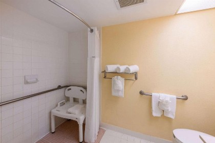 Ramada by Wyndham Kissimmee Gateway - image 41