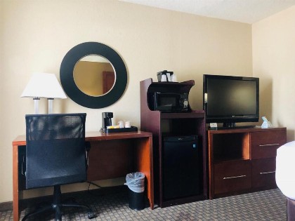 Quality Inn & Suites Heritage Park - image 10