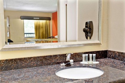 Super 8 by Wyndham Kissimmee/Maingate/Orlando Area - image 12