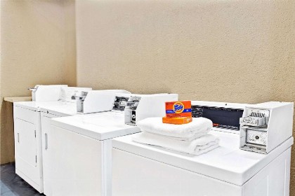 Super 8 by Wyndham Kissimmee/Maingate/Orlando Area - image 14