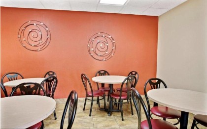 Super 8 by Wyndham Kissimmee/Maingate/Orlando Area - image 17
