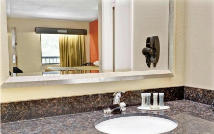 Super 8 by Wyndham Kissimmee/Maingate/Orlando Area - image 19