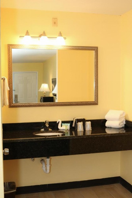 Shining Light Inn & Suites - image 11