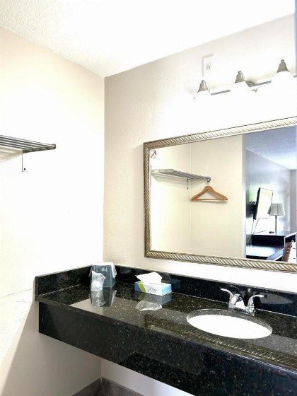 Shining Light Inn & Suites - image 14