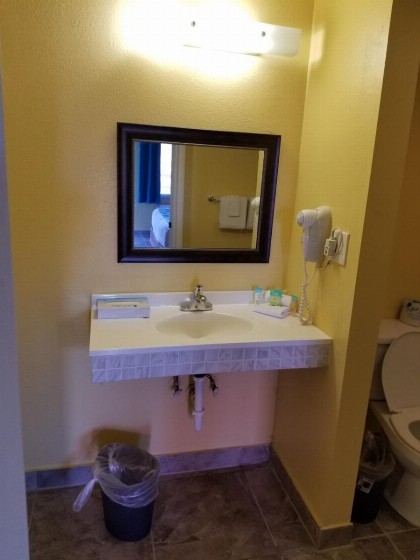 Shining Light Inn & Suites - image 2