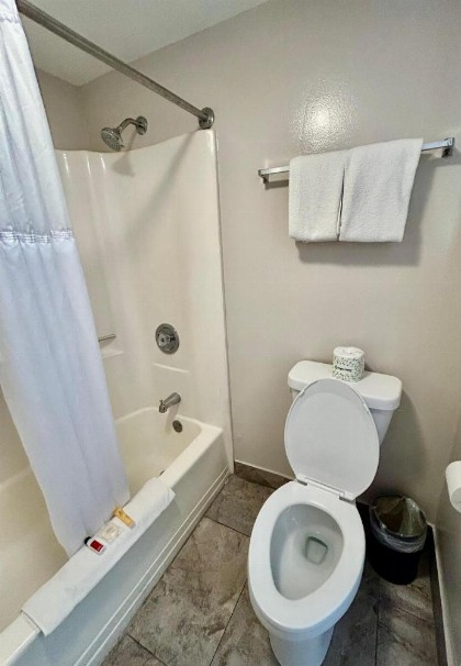 Shining Light Inn & Suites - image 20