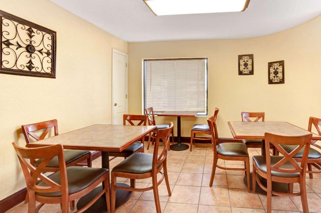 Days Inn by Wyndham Kissimmee West - image 4
