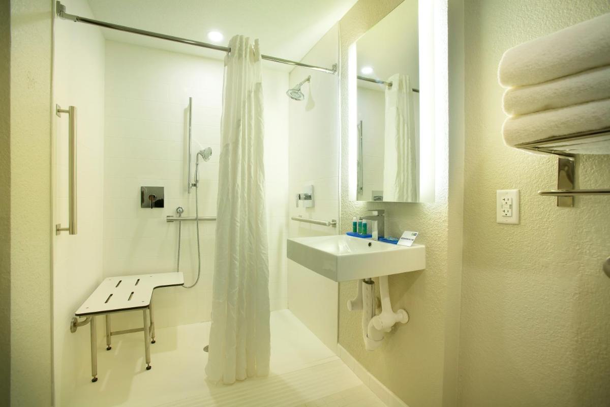 Holiday Inn Express & Suites S Lake Buena Vista an IHG Hotel - image 4