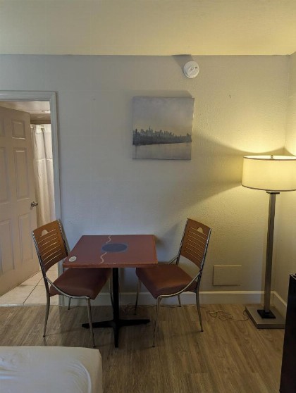 Monte Carlo Inn- Near Disney - image 5