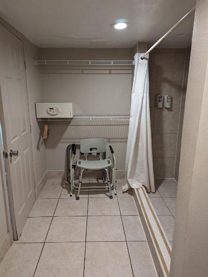 Monte Carlo Inn- Near Disney - image 7