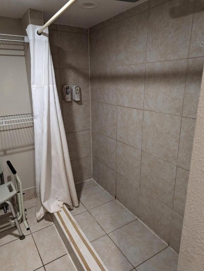 Monte Carlo Inn- Near Disney - image 8