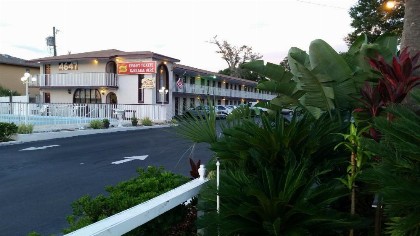 Maple Leaf Inn & Suites - image 10