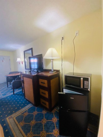 Maple Leaf Inn & Suites - image 15