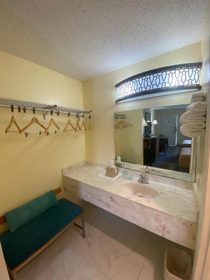 Maple Leaf Inn & Suites - image 17