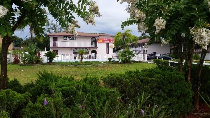 Maple Leaf Inn & Suites - image 19