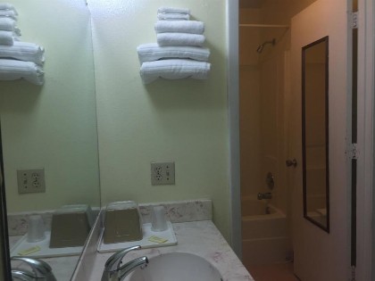 Maple Leaf Inn & Suites - image 22