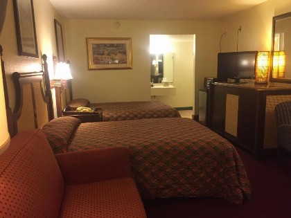 Maple Leaf Inn & Suites - image 5