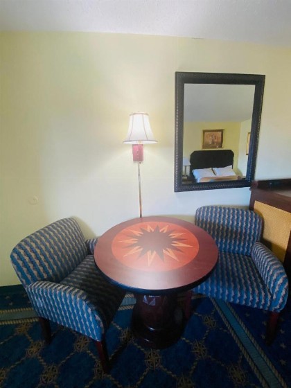Maple Leaf Inn & Suites - image 6