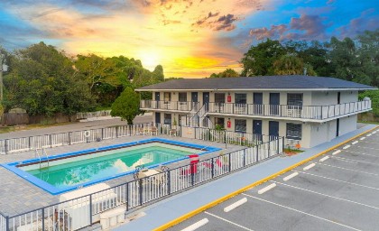 Sunshine Inn - image 5